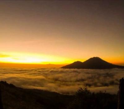 voyage à bali monter du mont batur avec verrez le lever de soleil