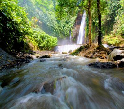 très jolie randonnée a  munduk avec tres belle cascade ,balilabelle