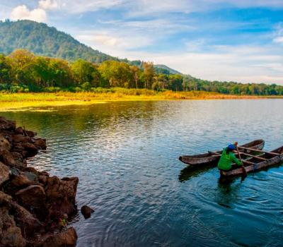 voyage à bali la beauté du village de jatiluwih avec vue sur les rizières et canoer au lac tamblinga