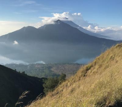 voyage à bali L’incroyable alpinisme du mont Batur avec le soleil levant illumine l’univers