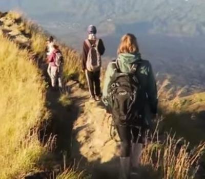voyage à bali avec balilabelle l'ascension mont Batur avec vous admirer le lever de soleil