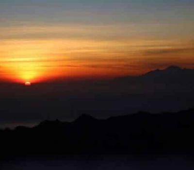 heureux de l'ascension du  mont Batur et les beaux paysages
