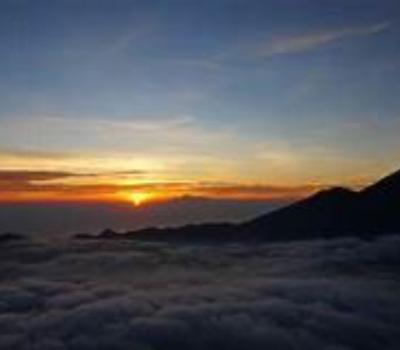 le mont batur  trés magnifique lever du soleil ,faites l'ascension