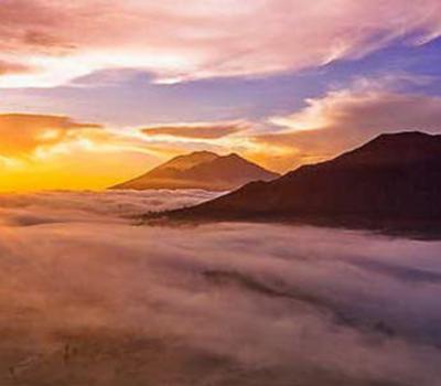 la beauté du lever de soleil panoramique depuis le sommet du mont Batur,faites la randonnée,bali