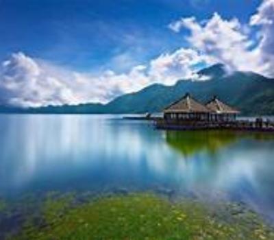 ascension et admirez la panoramique entre lever de soleil et lac batur et VTT