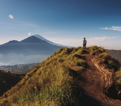 le magnifique lever de soleil du mont Batur après une randonnée