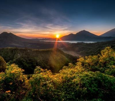 randonnée  au lever de  soleil  au sommet du mont batur