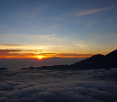 une belle balade au mont batur bali et visiter le village de penglipuran,balilabelle