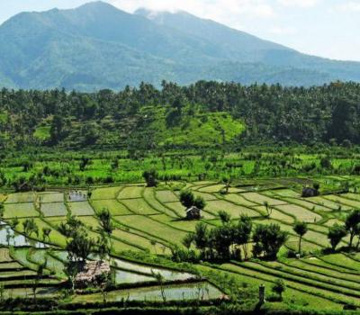 ascension du mont agung avec le soleil levant2025