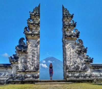 voyage à bali la montagne Lempuyang dans le district de Karangasen avec vue sur la mer et les montag