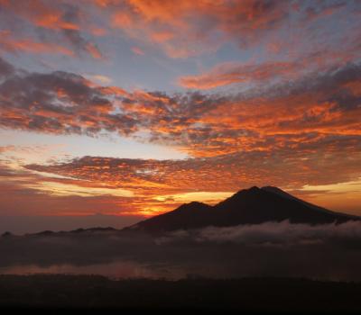 ascension du mont Batur est très magnifique par la beauté du lever du soleil