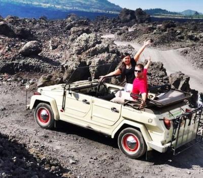 une journée excursion Bali Safari au Mont Batur avec  une voiture classique Volkswagen Jeep