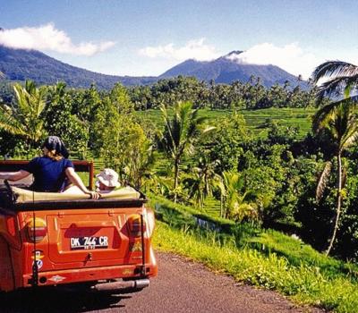 escalade du mont batur en safari voiture classique, le soleil se leve avec un guide francophone bali