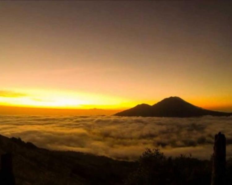 mont batur le lever de soleil magnifique