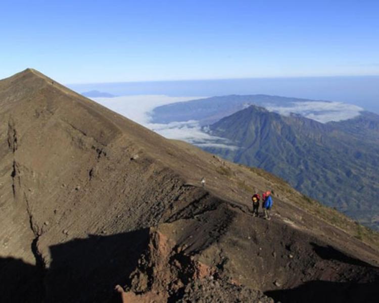 ascension du mont agung,  la beauté du   lever du soleil