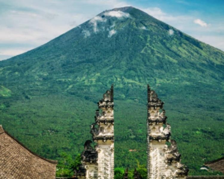 voyage à bali , n'oubliez pas de faire des activités escalader le mont agung-balilabelle