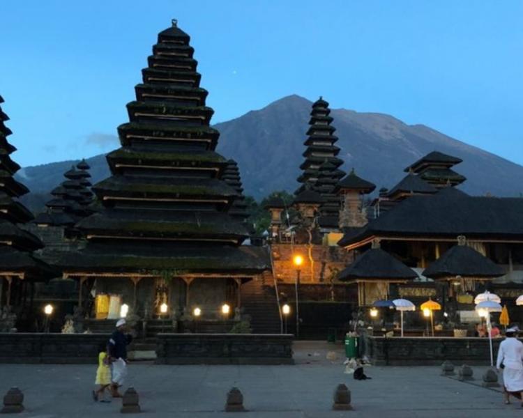 l' ascension majestueuse  des montagnes de bali (3142m) le soleil se lève , MONT AGUNG