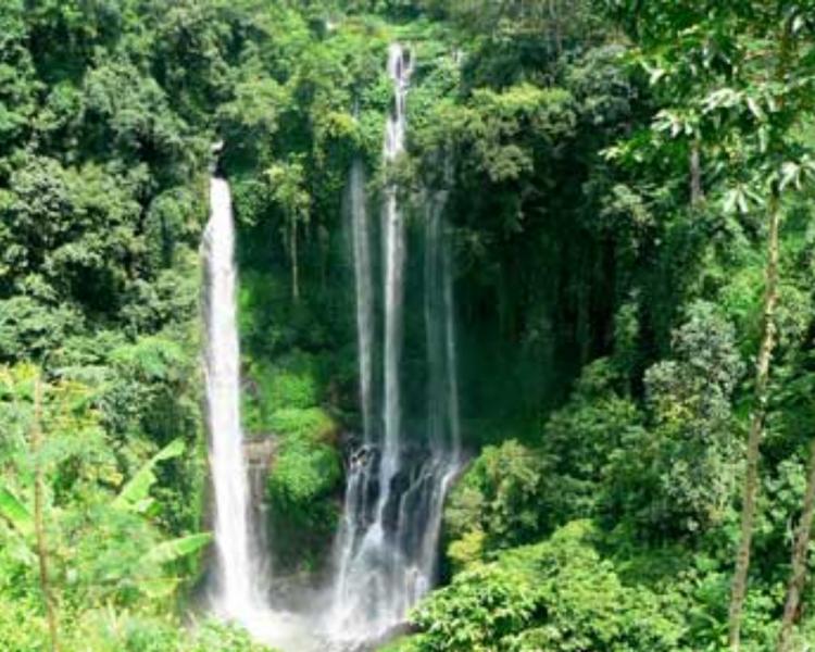 faire la balade à la cascade de sikumpul