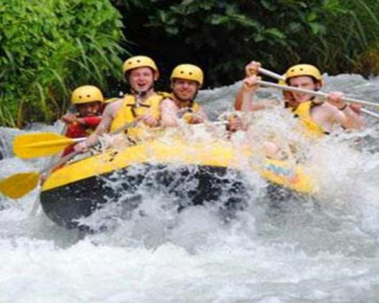 Notre conseil, faire du rafting sur la rivière Telagawaja et la cascade cepung,  Balilabelle