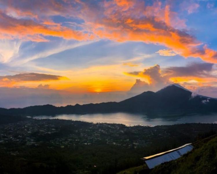admirez le lever de soleil et faites la randonnée  mont batur et  en safari voiture de volkswagen