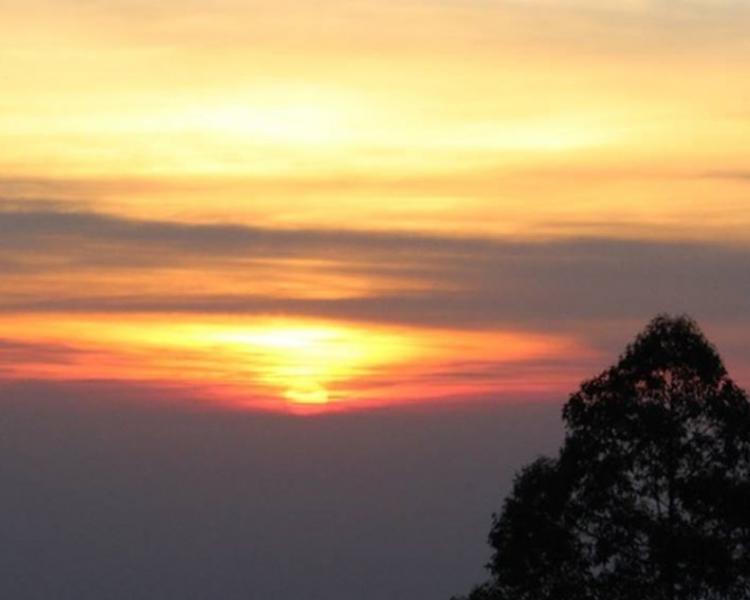 voyage à bali la beauté du lever de soleil panoramique depuis le sommet du mont Batur