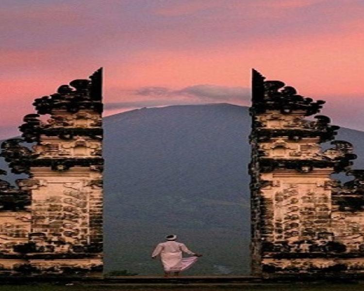 le mont lempuyang magnifique des belle s rizierre en teraase avec du volcan agung