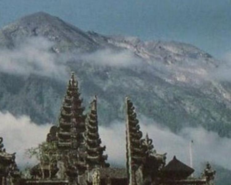 voir la vue du lever du soleil depuis le sommet du volcan agung de 3142m,balilabelle