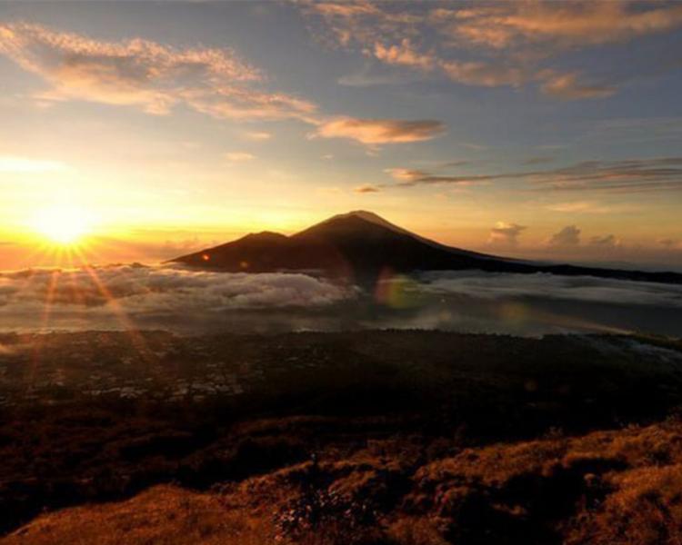 voir la beauté du lever du soleil depuis le sommet du mont Batur, faire de la randonnée