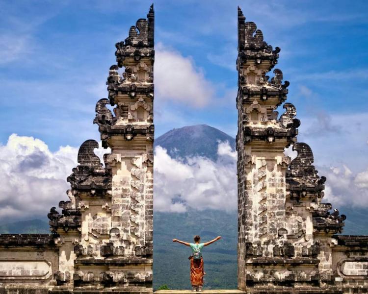 ascension du mont lempuyang vue la basse du mont agung et la plage amed