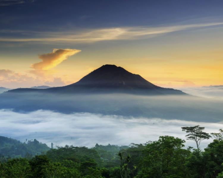 vous faites de la randonnée volcan batur très étonné de la vue