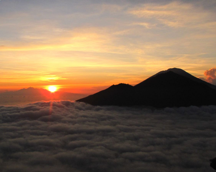 faites l'ascension du mont batur est très incomparable avec le beau lever de soleil