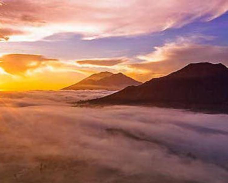 la beauté du lever de soleil panoramique depuis le sommet du mont Batur,faites la randonnée,bali