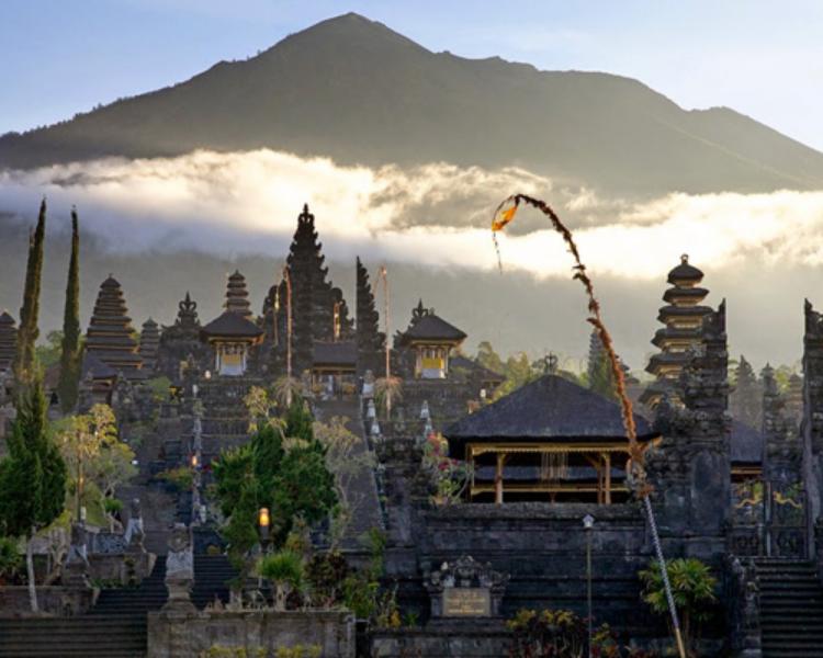 escalade du mont batut avec le temple de besakih@2021