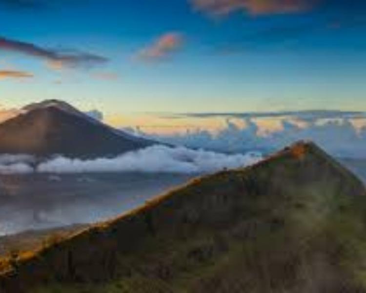 l'ascensiou du mont batur exceptionelle a faire sur bali et visiter temple de besakih