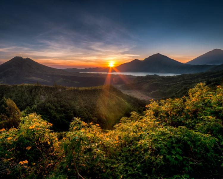 randonnée  au lever de  soleil  au sommet du mont batur