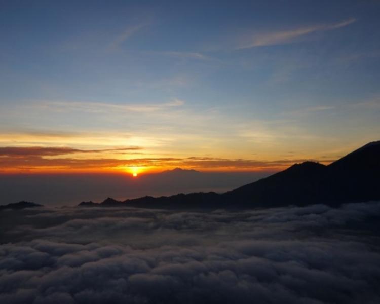 escalade du mont batur kintamini  le lever de soleil  avec le guide local experimente'