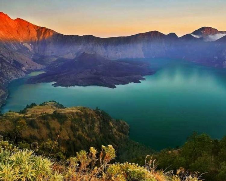 randonnée au mont rinjani magnifique le lever de soleil