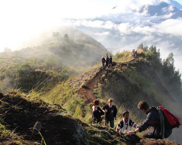 admirer le lever de soleil et faites l'ascension du mont batur et safari en voiture de volkswagen je