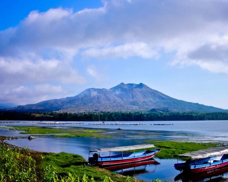 escalade du mont  batur le lever de soleil , bali - kintamani. paysages magnifique entre le volcan