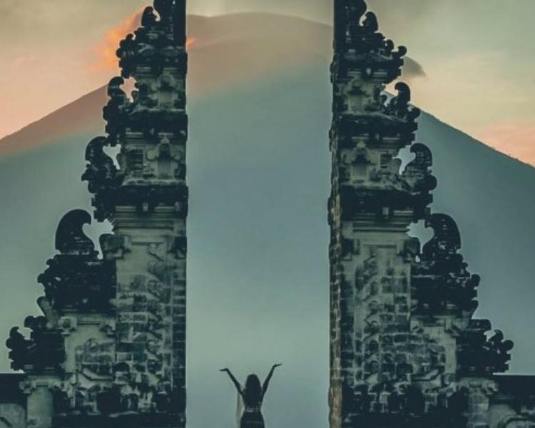 randonnée mont lempuyang avec la vue sur la mer et les rizierres en terrasses