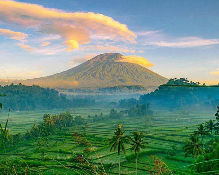 randonnée au mont agung majesteux et magnifique
