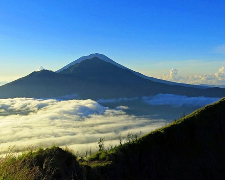 randonnée à bali volcan actif batur et visiter la cascade tegenungan,balilabelle