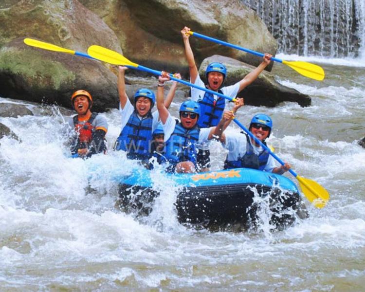 escalade du gunung batur avec family @ combinaison avec des activités de rafting