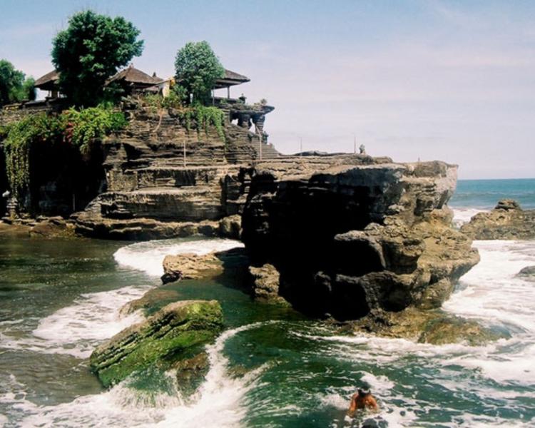 randonnée dans le village de Munduk et le soleil se couche sur le temple de tanah lot