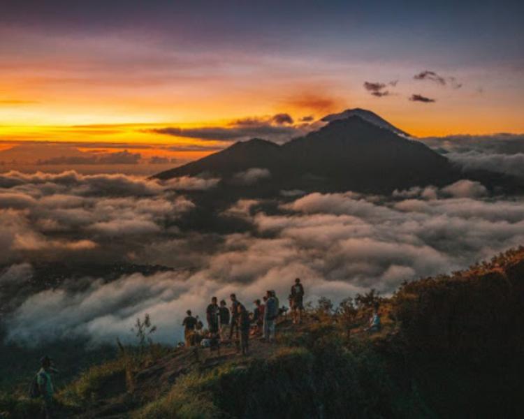 voyage à bali pour Le mont Batur, situé à Kintamani,  la montagne la plus appropriée pour grimper