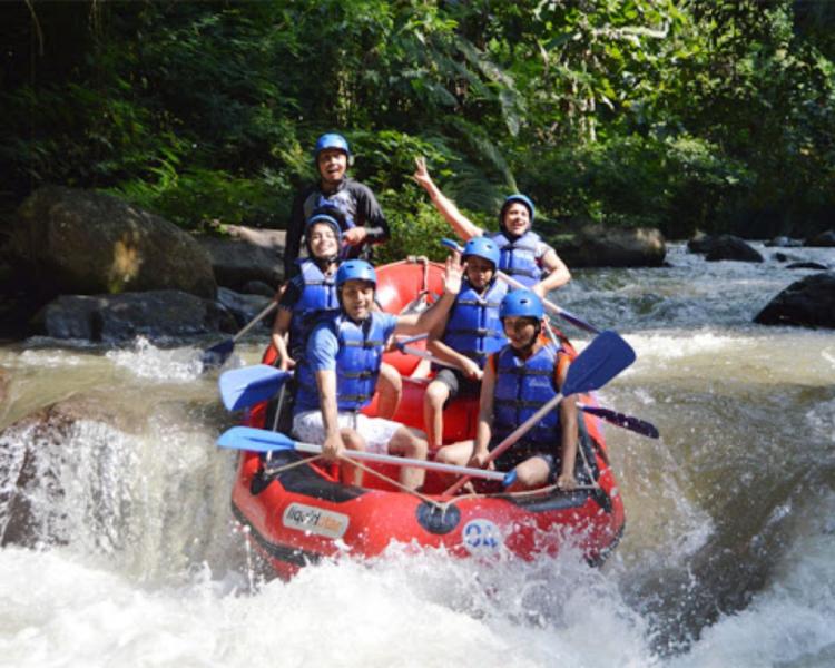 Explorer et expérimenter la randonnée en montagne avec une combinaison de rafting avec balilabelle