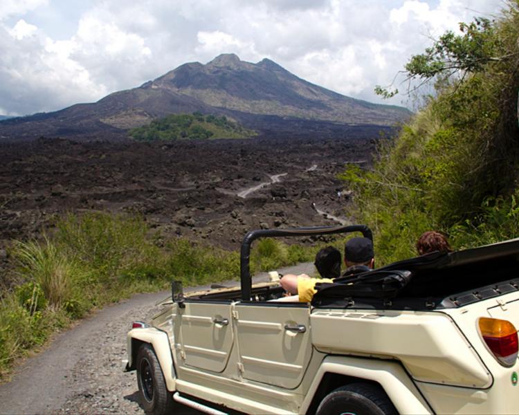 voyage à bali  une excursion d'une jounée au mont batur en safari avec Volkswagen Jeep- balilabelle