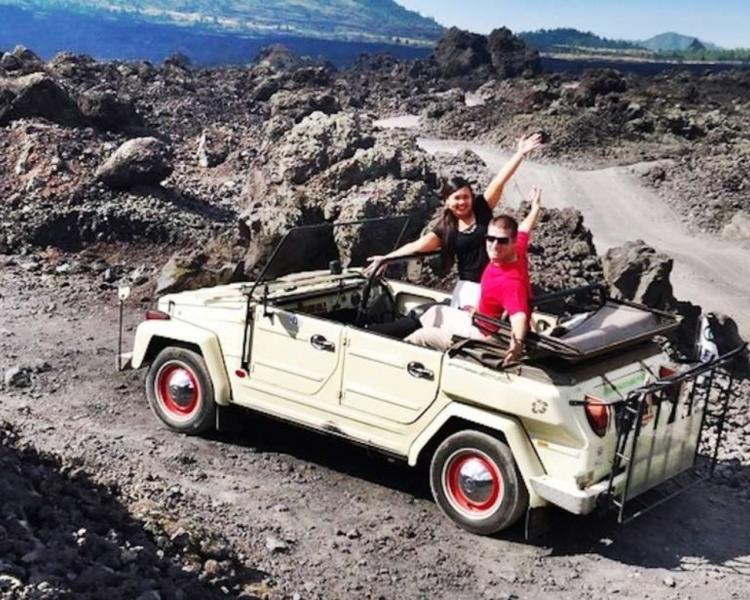 une journée excursion Bali Safari au Mont Batur avec  une voiture classique Volkswagen Jeep