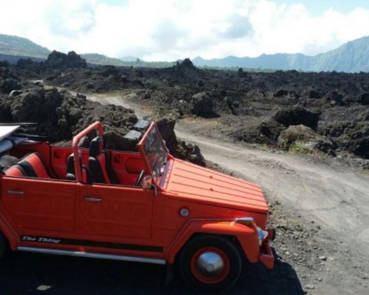 randonnée mont Batur à Bali avec la jeep VW classique