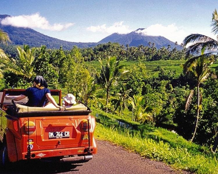 escalade du mont batur en safari voiture classique, le soleil se leve avec un guide francophone bali